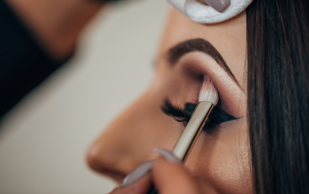 Maquillaje y Peinados para las Fiestas Patrias: ¡Luce Radiante y Patriótica!