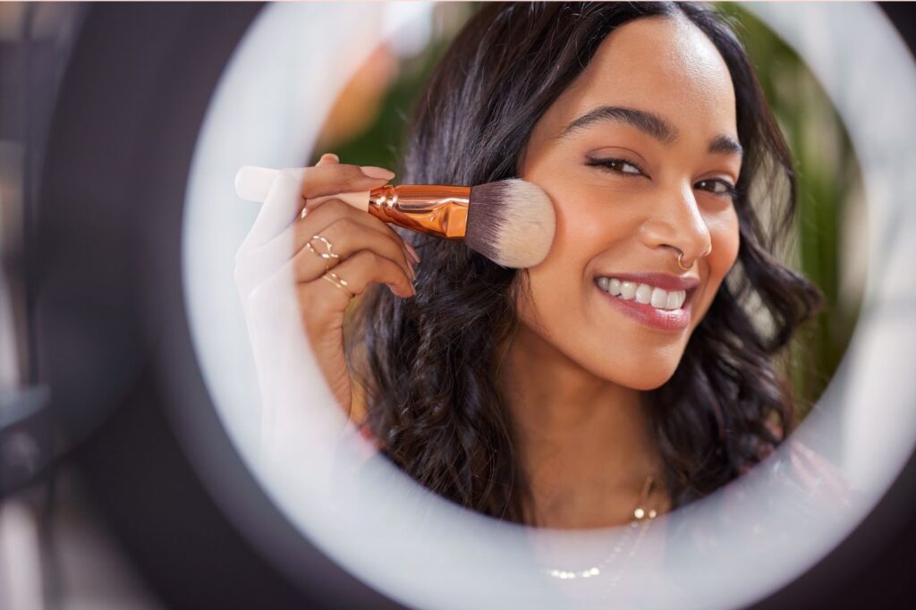 Tendencias de maquillaje para las fiestas navideñas 2024: Brilla en cada evento