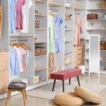 Cómo organizar tu clóset y simplificar tu vida: Guía práctica para un guardarropa funcional
